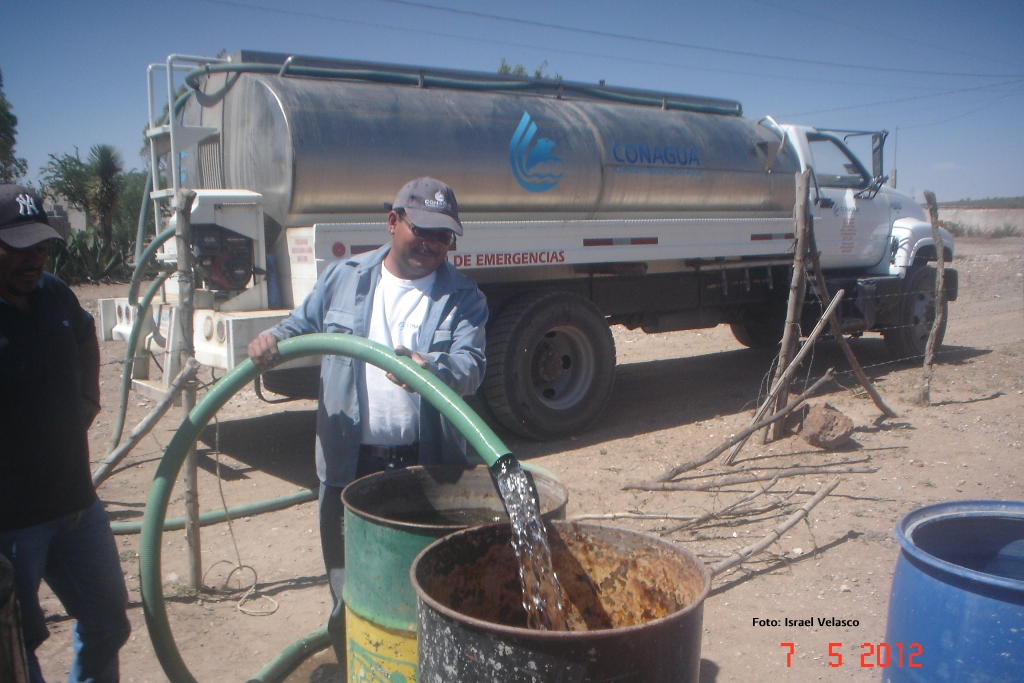 La Comisión Nacional del Agua distribuye agua entre las comunidades